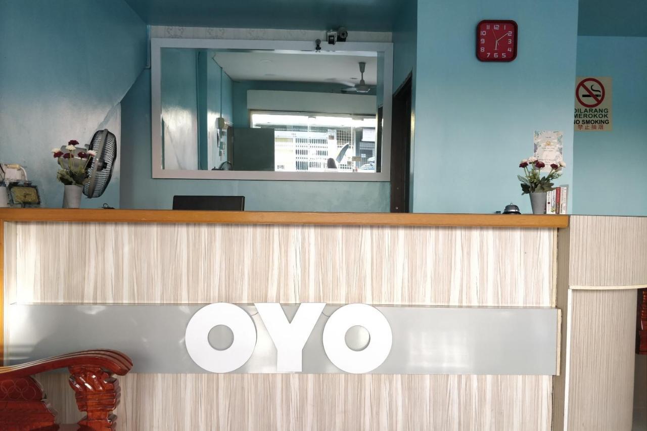 Oyo 89737 Hotel Tishoa Kampong Batu Tiga Exterior foto
