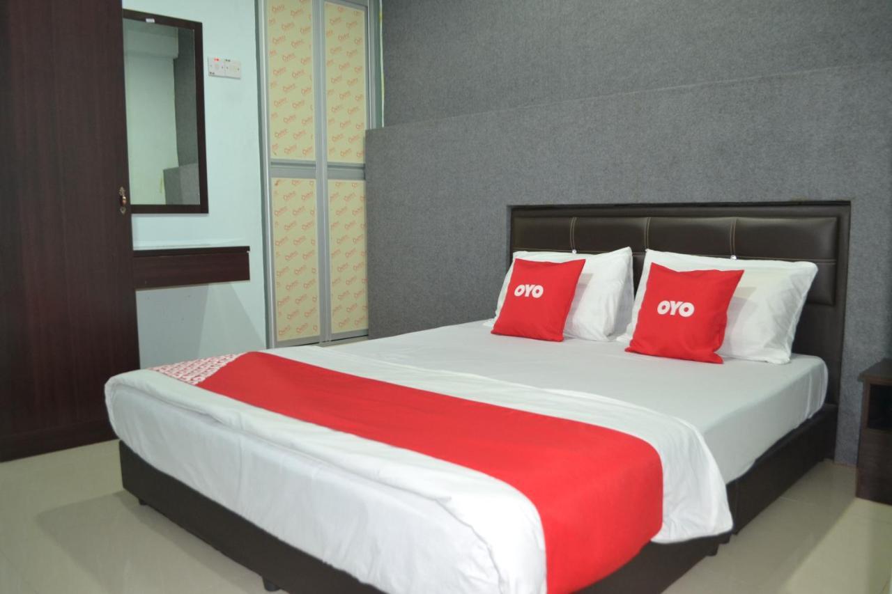 Oyo 89737 Hotel Tishoa Kampong Batu Tiga Exterior foto