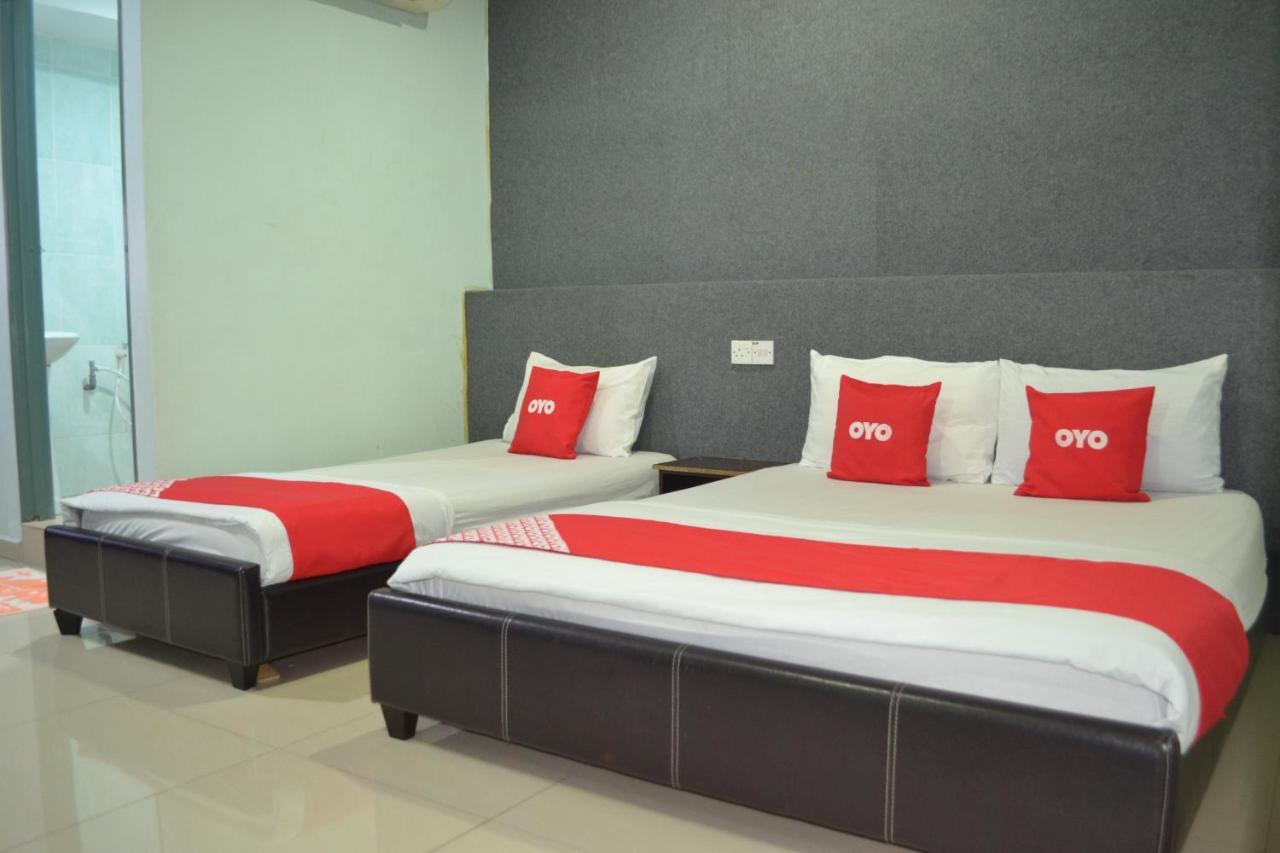 Oyo 89737 Hotel Tishoa Kampong Batu Tiga Exterior foto
