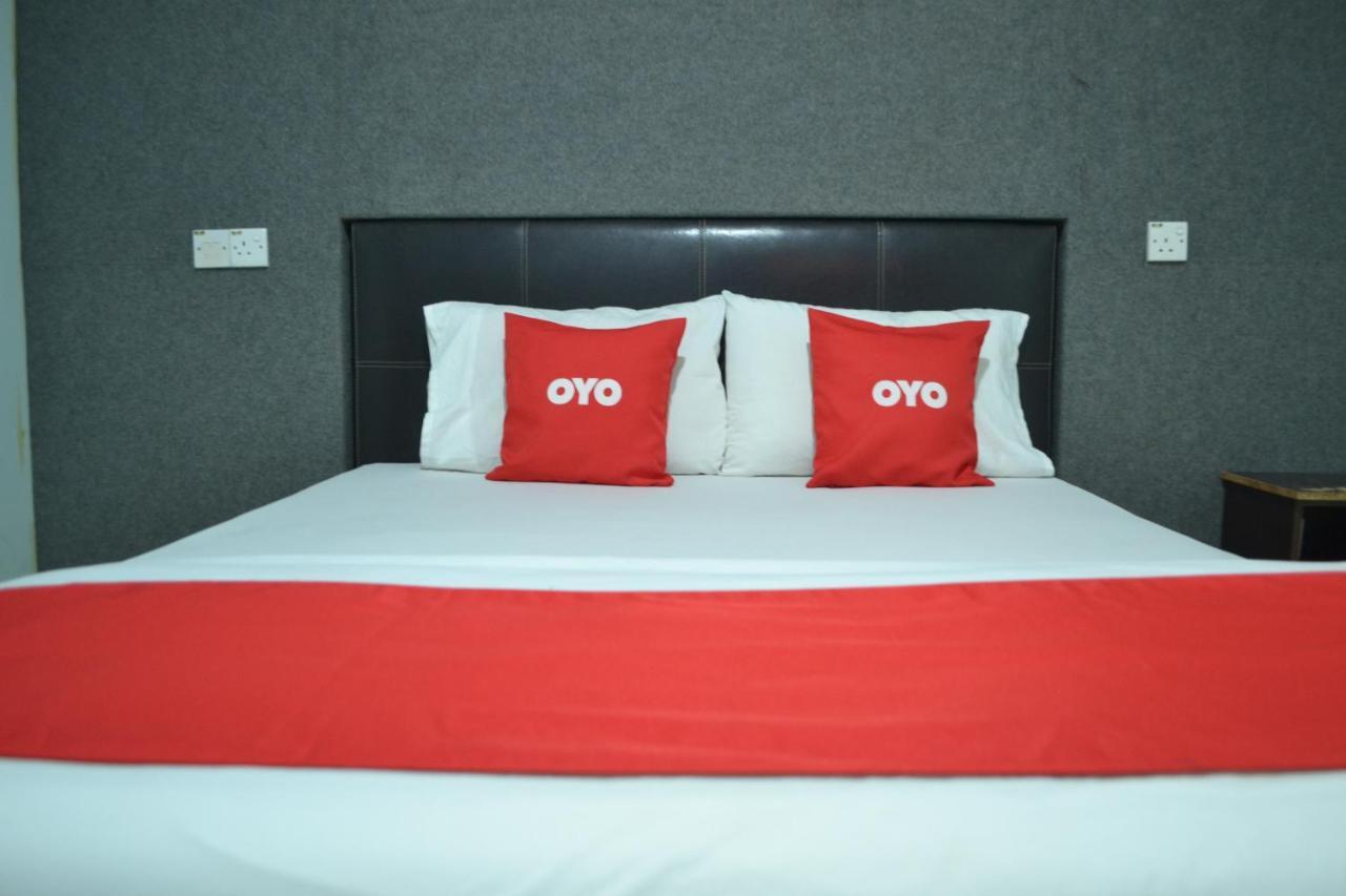 Oyo 89737 Hotel Tishoa Kampong Batu Tiga Exterior foto