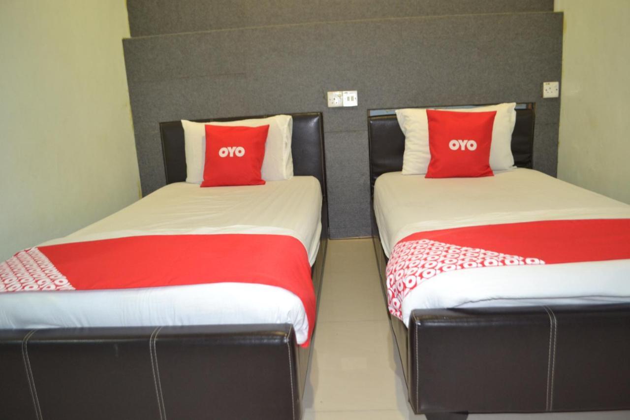 Oyo 89737 Hotel Tishoa Kampong Batu Tiga Exterior foto