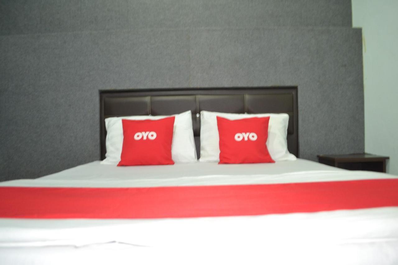 Oyo 89737 Hotel Tishoa Kampong Batu Tiga Exterior foto
