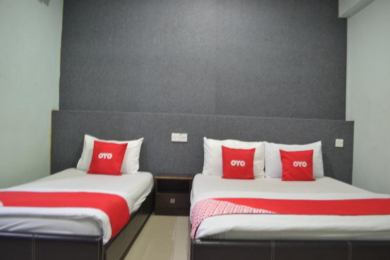 Oyo 89737 Hotel Tishoa Kampong Batu Tiga Exterior foto