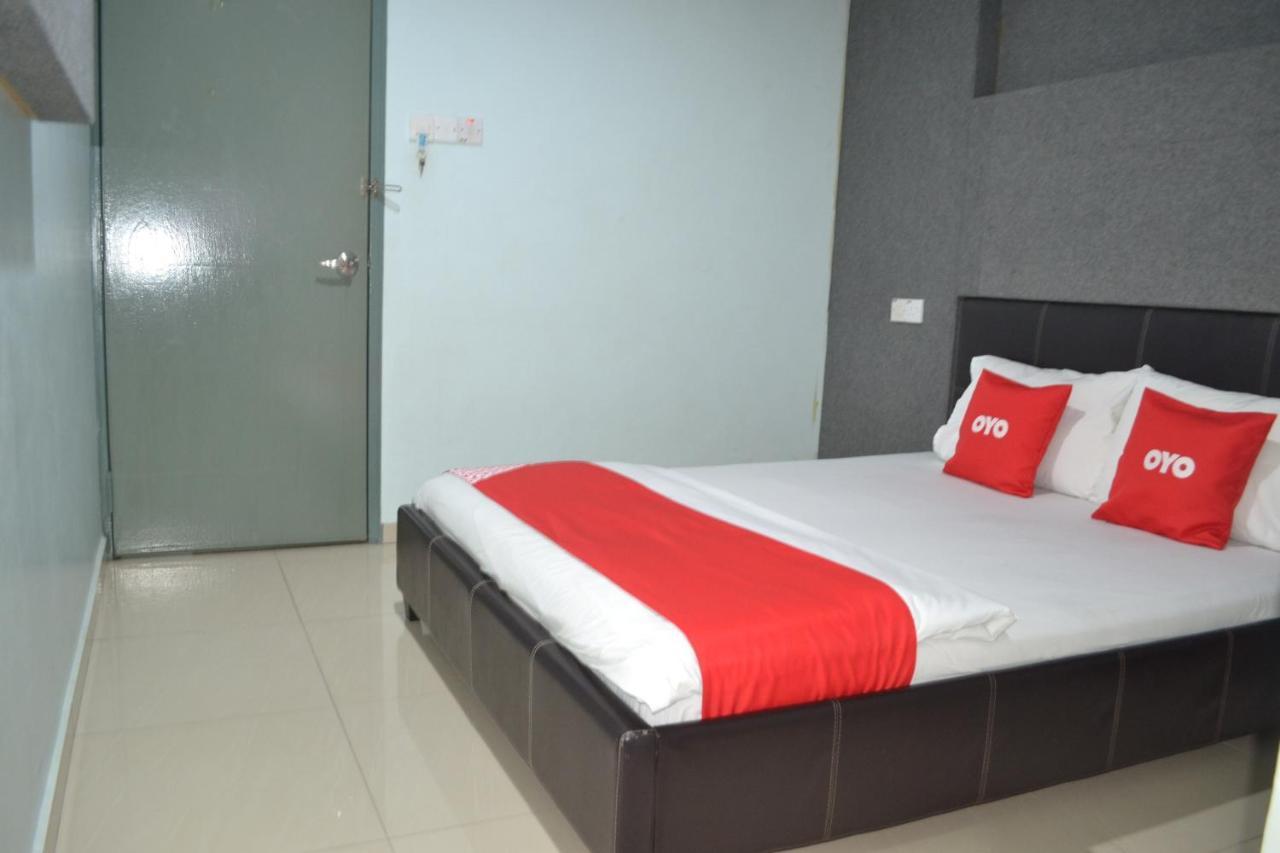Oyo 89737 Hotel Tishoa Kampong Batu Tiga Exterior foto