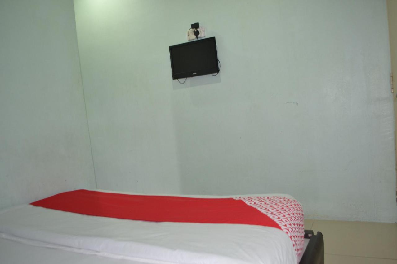 Oyo 89737 Hotel Tishoa Kampong Batu Tiga Exterior foto